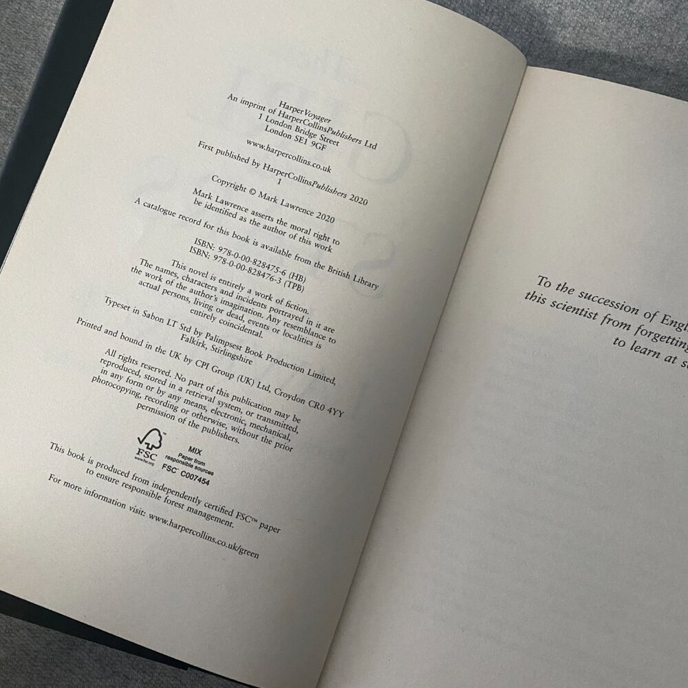 Illumicrate Edition Signed Sprayed Edge The Girl And The Stars By Mark Lawrence - Picture 10 of 15